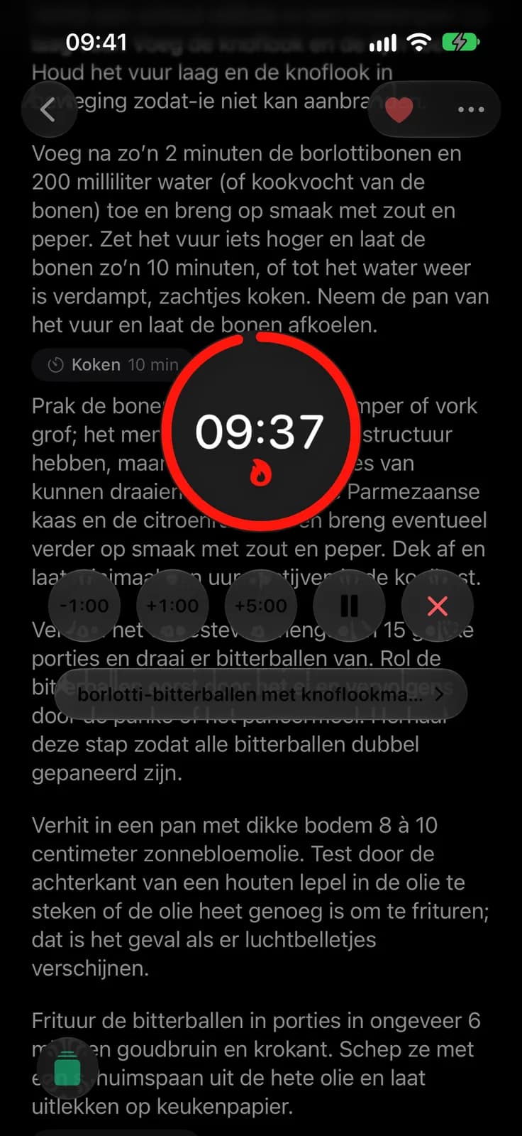 A timer floating over a recipe while browsing the app, next to the same timer as a Live Activity on the Lock Screen